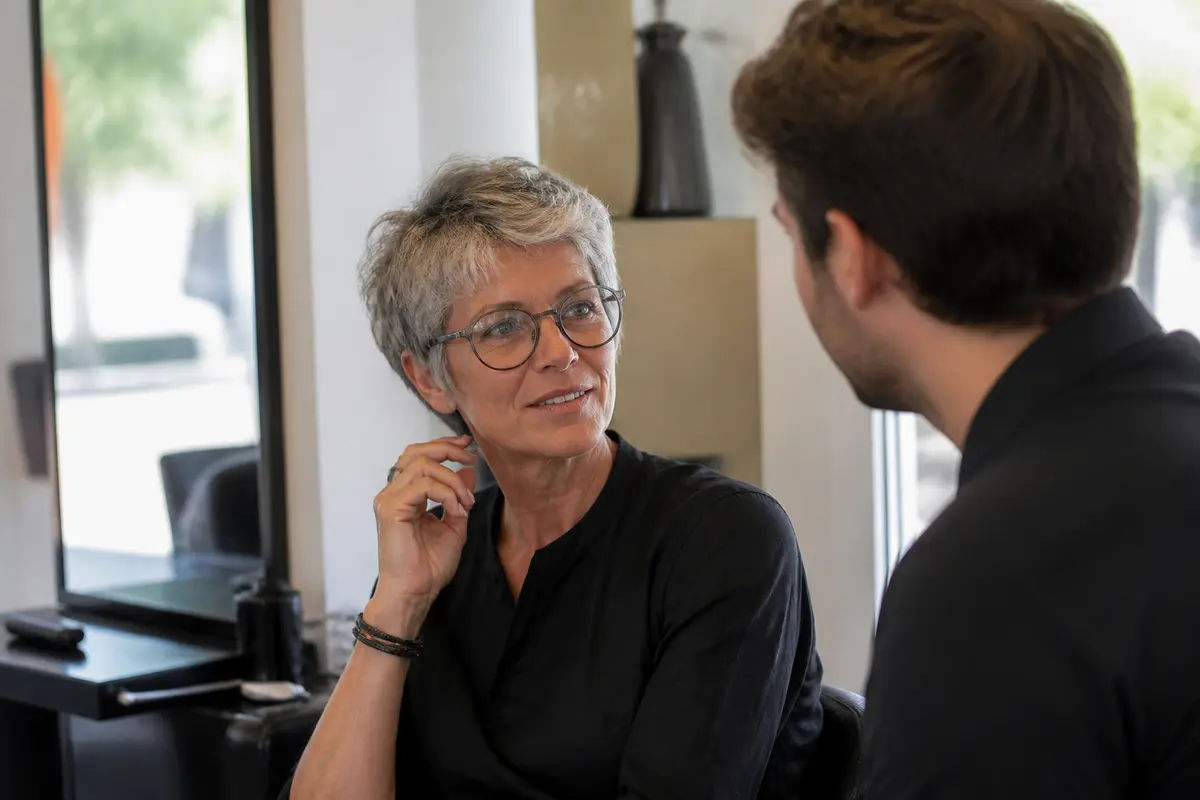 Coupe de cheveux pour femme 50 ans avec lunettes : Nos meilleures idées