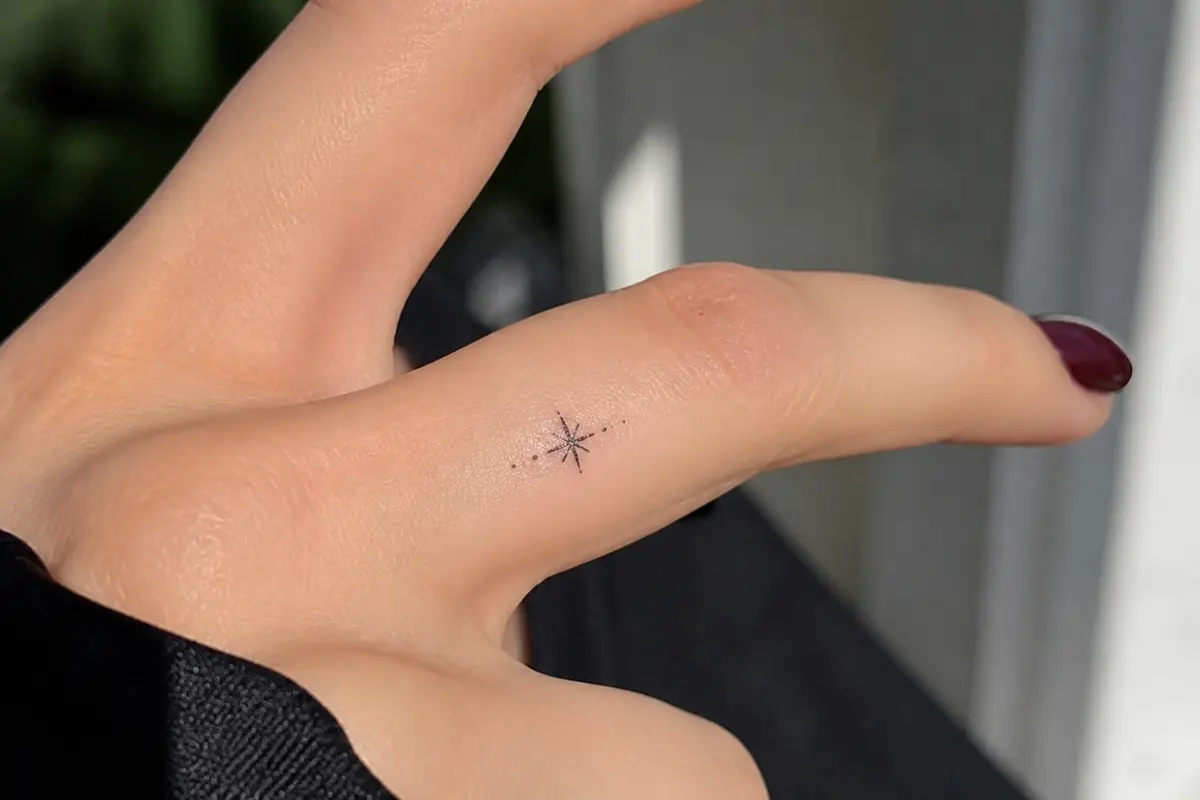 Symbole de tatouage sur doigt pour femme : 15 idées significatives